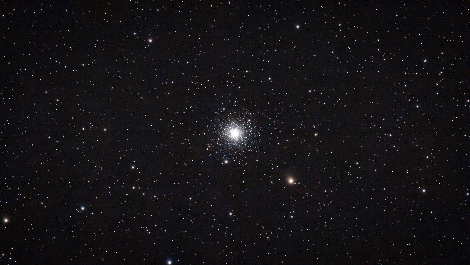 A dense star cluster in the night sky.